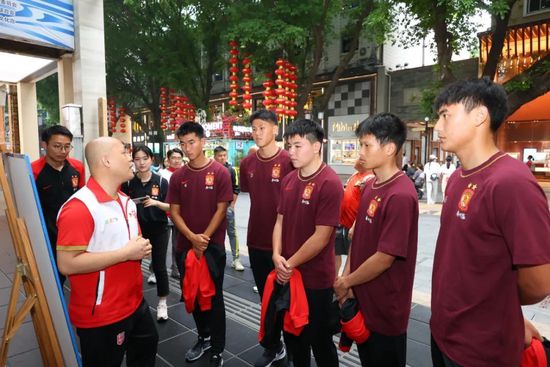 周小饼（林楷 饰）是一家保洁公司的员工，与两个损友屁屁龙（顾又铭 饰）和汪叔（万力 饰）负责写字楼里的洁净工作。周小饼一向就有一个“明星梦”，但愿能有一天本身是舞台上的歌王。但实际倒是残暴的，固然加入了很多的讴歌角逐，但都因长相丑恶，形象出缺陷而遭到评委们的谢绝和嘲讽。 但是，在很偶尔的一天，周小饼吃到一包奇异的朱古力，刹时酿成了别的一小我，这小我叫金辰武（陈玺安 饰），帅气实足。还不知道本身外表年夜转变的他继续着洁净工的工作，在工作时代巧然的被掮客人寇尼（刘永健 饰）看中，挖他往加入角逐，并法则好各个评委均以周小饼为冠军。 周小饼一向就有一名敬慕的偶像，她叫Eva（赵硕之 饰），成名后的周小饼和Eva了解，而Eva也因周小饼变身金辰武帅气的外表和完善的歌声吸引，渐渐对他的感受产生了奥妙转变。 垂垂的周小饼由于金辰武这个身份取得了良多赞美和撑持，光线四射的他感受到本身已高屋建瓴，对一些浮华的糊口就变得愈来愈贪心。但一次偶遇中，一个女孩（念贤儿 饰）的一段话清洗了他虚荣的脑筋，是做回本来的本身仍是继续以他人的身份糊口？周小饼决议了本身最后的命运道路……